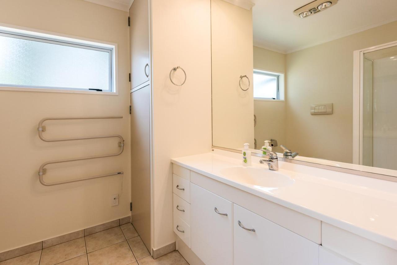 Number Six - Oneroa Holiday Home Екстериор снимка